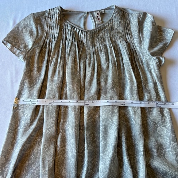 Anthropologie Dolan M silky snakeskin print gray and white pleated top - Picture 5 of 10